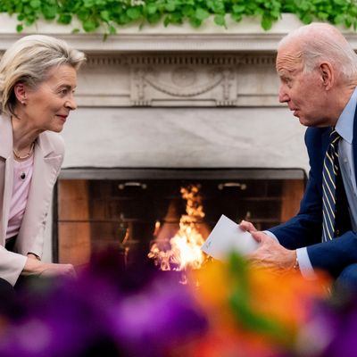 Joe Biden spricht mit Ursula von der Leyen im Oval Office des Weißen Hauses.