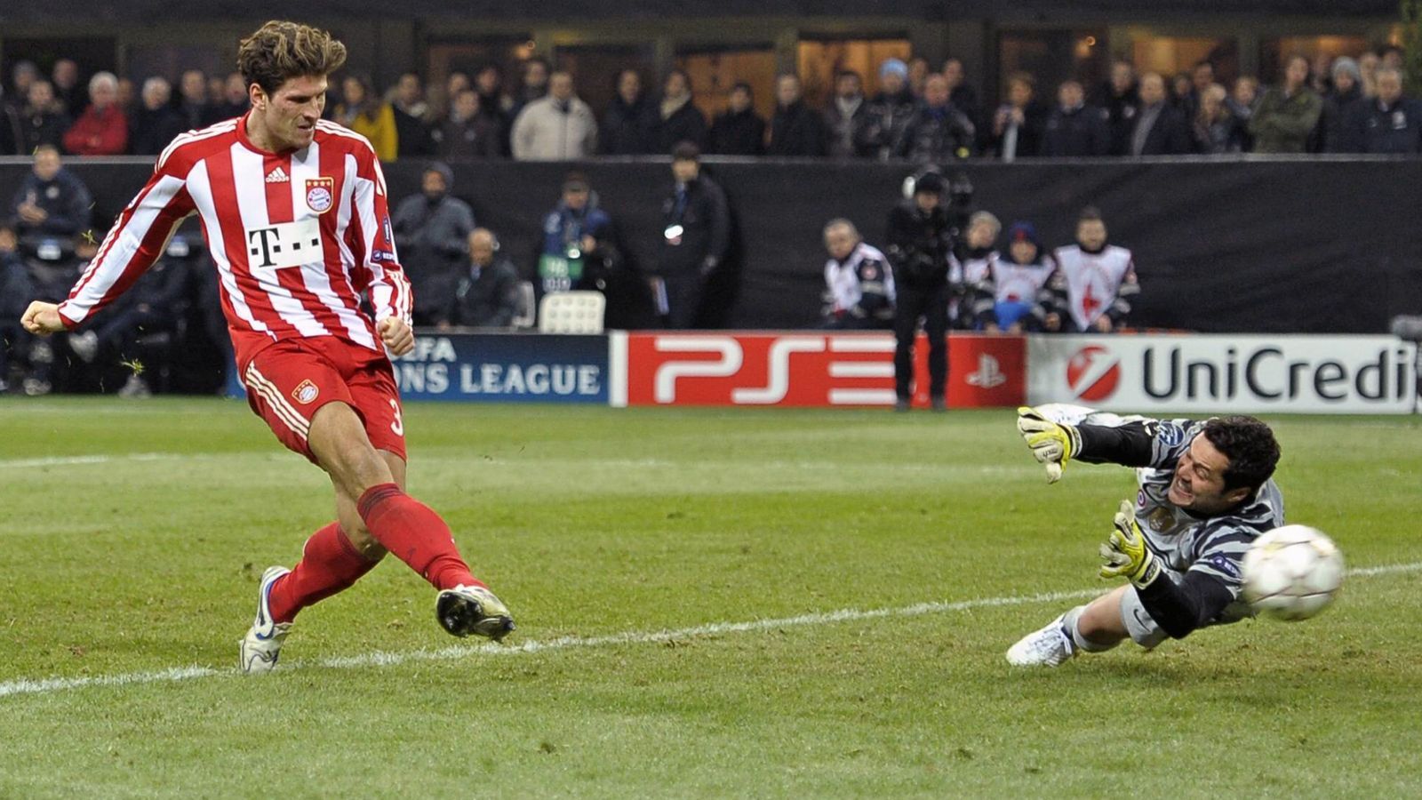 
                <strong>Achtelfinale 2010/11: Inter Mailand - FC Bayern München 0:1</strong><br>
                Etwas mehr als ein halbes Jahr nach dem verlorenen Champions-League-Finale hatten die Bayern im Achtelfinale der Königsklasse-Saison 2010/11 die Chance zur Revanche gegen Inter. Und tatsächlich legten die Münchner im Hinspiel in Mailand durch den späten Siegestreffer von Mario Gomez den Grundstein für eine mögliche Revanche. 
              