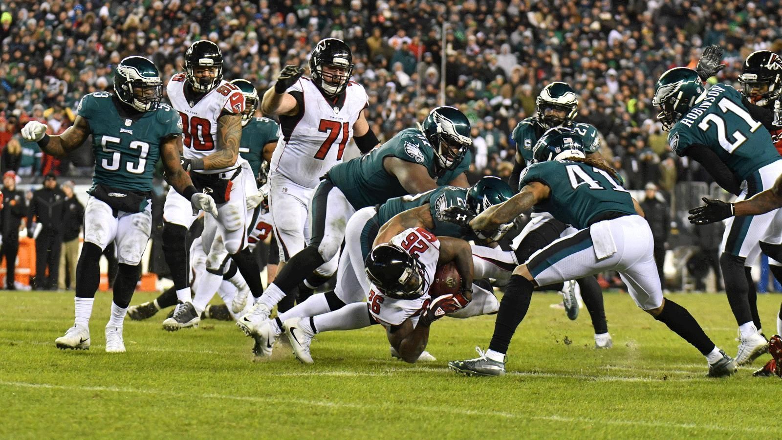 
                <strong>Head-to-Head: Atlanta Falcons vs. Philadelphia Eagles</strong><br>
                Das Warten hat ein Ende: Die NFL-Saison 2018 beginnt mit dem Eröffnungsspiel der Atlanta Falcons bei dem amtierenden Super-Bowl-Champion Philadelphia Eagles (ProSieben und ran.de übertragen live in der Nacht von Donnerstag auf Freitag live ab 2:05 Uhr). ran.de macht den großen Check und stellt beide Teams im Head-to-Head gegenüber.
              