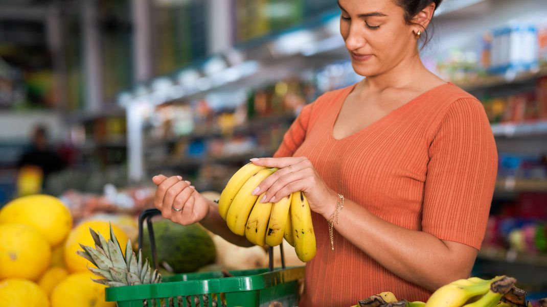 Bananen haben einen schlechten Ruf, wenn es ums Abnehmen geht. Wir klären, warum das gelbe Obst aber in einer Diät die richtige Wahl für dich sein kann.