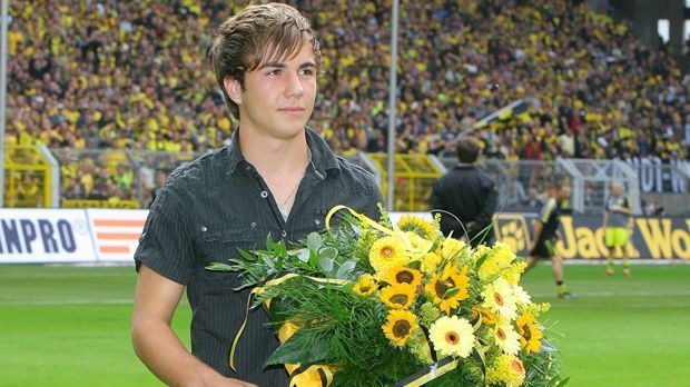 
                <strong>September 2009: Nachwuchsspieler des Jahres </strong><br>
                Vor sieben Jahren ist Mario Götze Dortmunds ganzer Stolz: 2009 wird er als bester Nachwuchsspieler mit der Fritz-Walter-Medaille in Gold ausgezeichnet. Die Zeichen für eine herausragende Karriere stehen gut. Wenige Monate später debütiert er in der Bundesliga. 
              