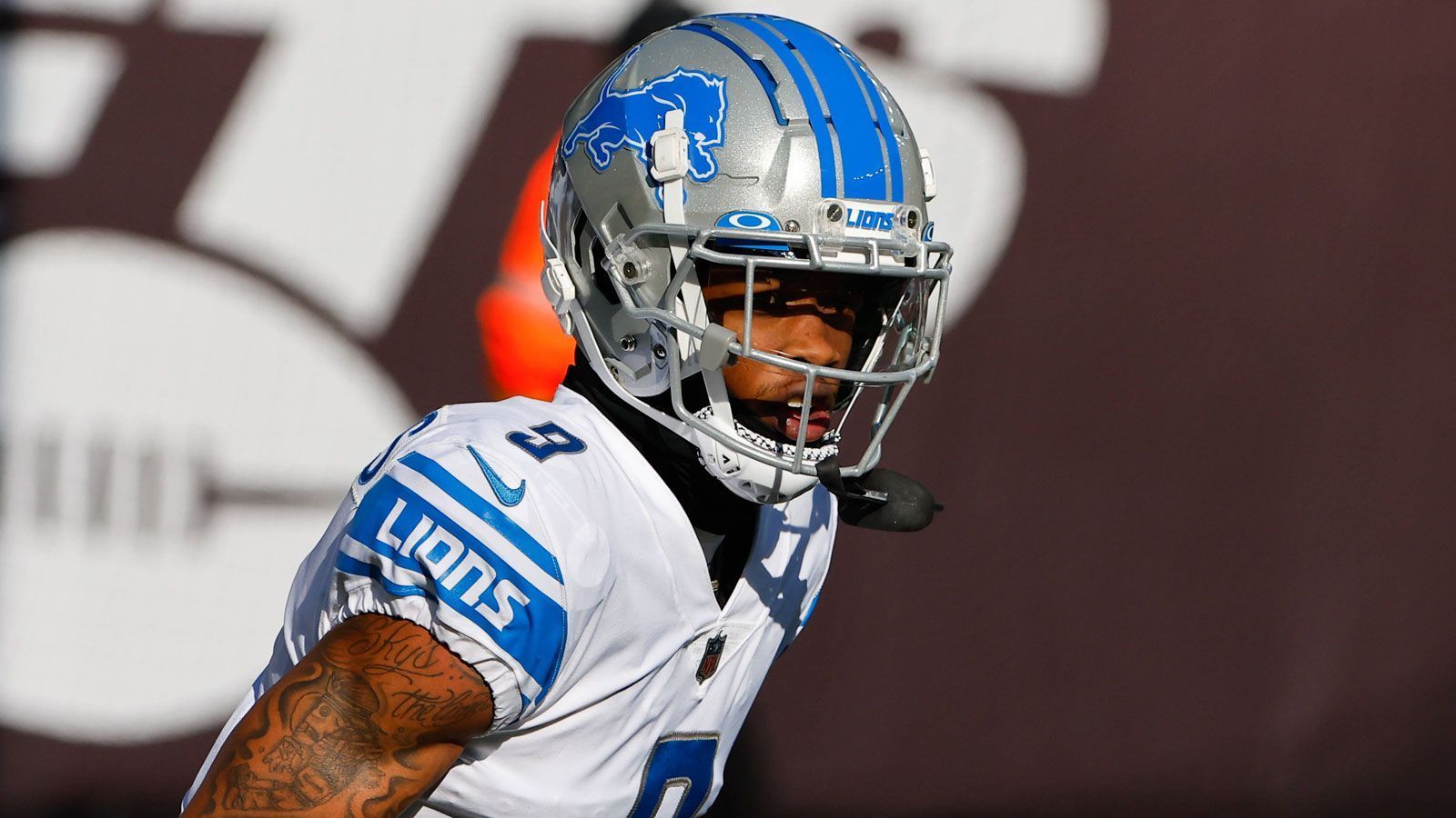 <strong>Jameson Williams (Wide Receiver, Detroit Lions): 6 Spiele</strong><br>Weil Williams innerhalb der Team Facility der Detroit Lions Wetten abgab, wurde er von der NFL für die ersten sechs Spiele der 2023er Saison gesperrt. Allerdings wurde diese dann reduziert, weil die NFL die Regeln für Wetten außerhalb des Footballs während der Arbeitszeit auf eine Sperre von zwei Spielen angepasst hatte.
