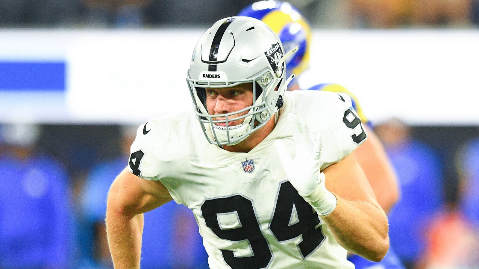 
                <strong>Outing im Sommer</strong><br>
                Dabei begann im Sommer alles sehr verheißungsvoll. Im Juni sorgte Defensive End Carl Nassib für sehr viele positive Schlagzeilen, denn er bekannte sich als erster aktiver NFL-Profi zu seiner Homosexualität. "Ich bin ein sehr zurückgezogener Mensch und hoffe, dass Ihr wisst, dass ich das nicht für die Aufmerksamkeit mache. Ich glaube einfach, dass es wichtig ist, sichtbar zu sein und sich zu zeigen. Gleichzeitig hoffe ich, dass Videos wie diese und dieser ganze Coming-Out-Prozess überflüssig sind. Aber bis es soweit ist, tue ich mein Bestes, eine Kultur der Akzeptanz und des Mitfühlens vorzuleben", sagte der Defensive End in einem Video.
              