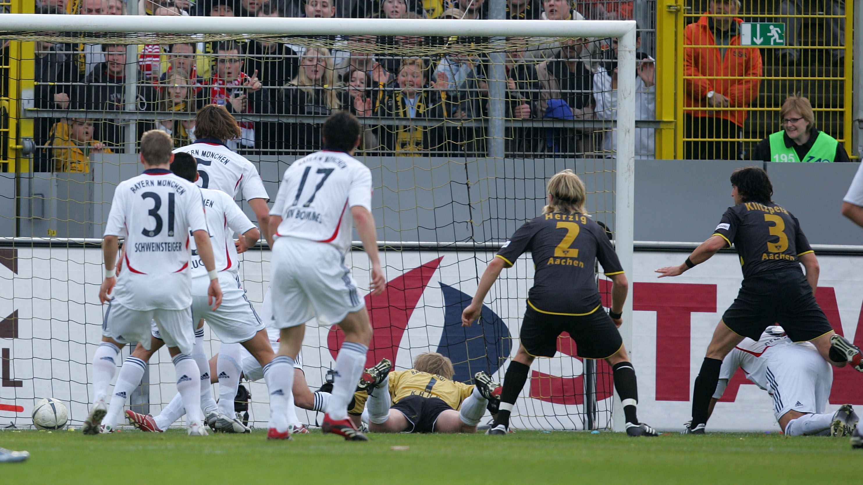 <strong>Alemannia Aachen</strong> <br>Wenige Vereine können in der Regionalliga so sehr auf die eigenen Fans zählen wie Alemannia Aachen. 18.400 Zuschauer sehen im Schnitt die Heimspiele am Tivoli. Umso größer ist demnach die Fan-Sehnsucht nach einer Rückkehr in die Bundesliga. 2006/2007 spielte der Verein zuletzt erstklassig. Es war erst der zweite Ausflug ins Oberhaus. 1969 wurde die Alemannia völlig überraschend Vizemeister.