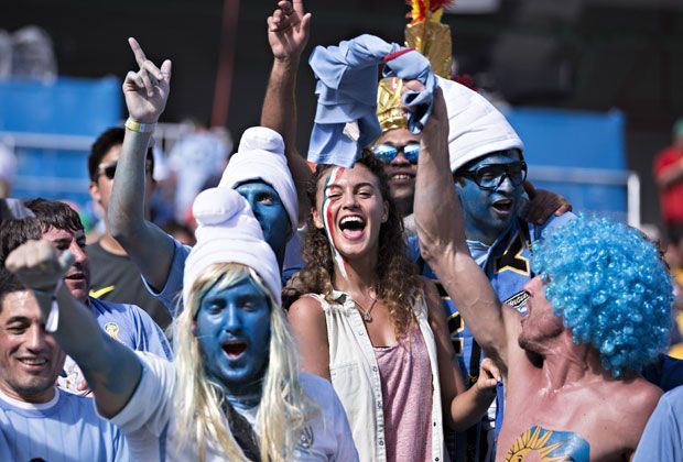 
                <strong>Verrückt, sexy, skurril: Fans in Brasilien</strong><br>
                Sagt mal wo kommt ihr denn her? Aus Uruguay, bitte sehr!
              