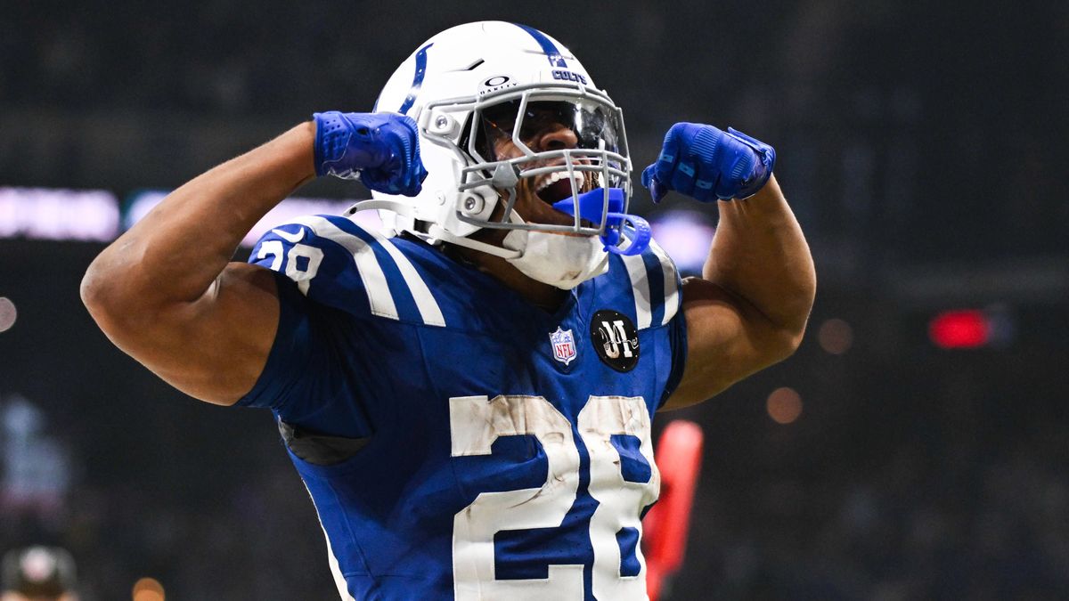 NFL, American Football Herren, USA Tennessee Titans at Indianapolis Colts Oct 26, 2025; Indianapolis, Indiana, USA; Indianapolis Colts running back Jonathan Taylor (28) celebrates after scoring a t...