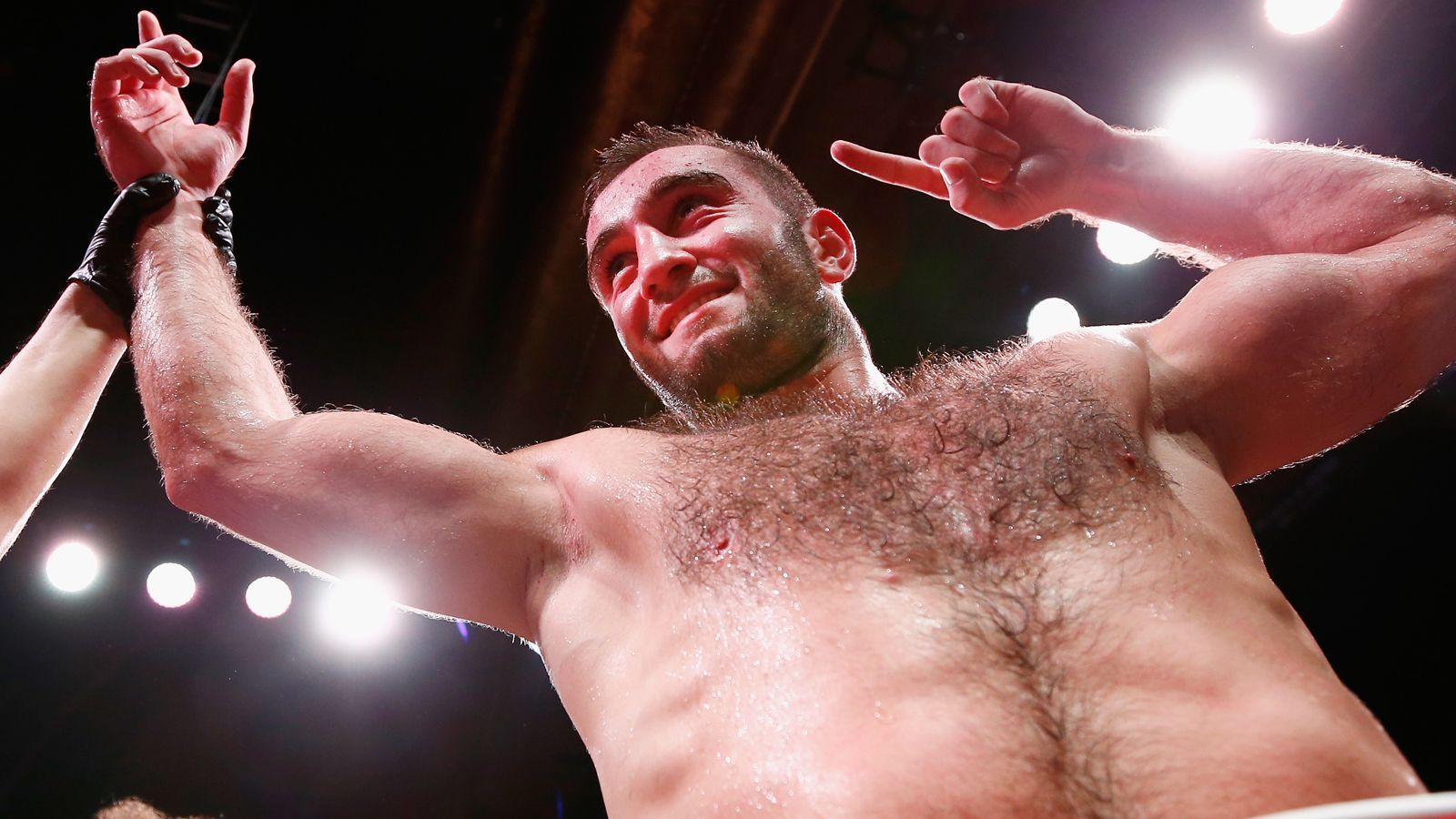 
                <strong>Murat Gassiev: "Iron" mischt das Cruisergewicht auf</strong><br>
                Er kämpfte sich anschließend klassisch nach oben. Nach zahlreichen Fights, überwiegend in Russland, gewann er durch einen Sieg gegen den Georgier Levan Jomardashvili den vakanten WBC Youth World Titel.
              