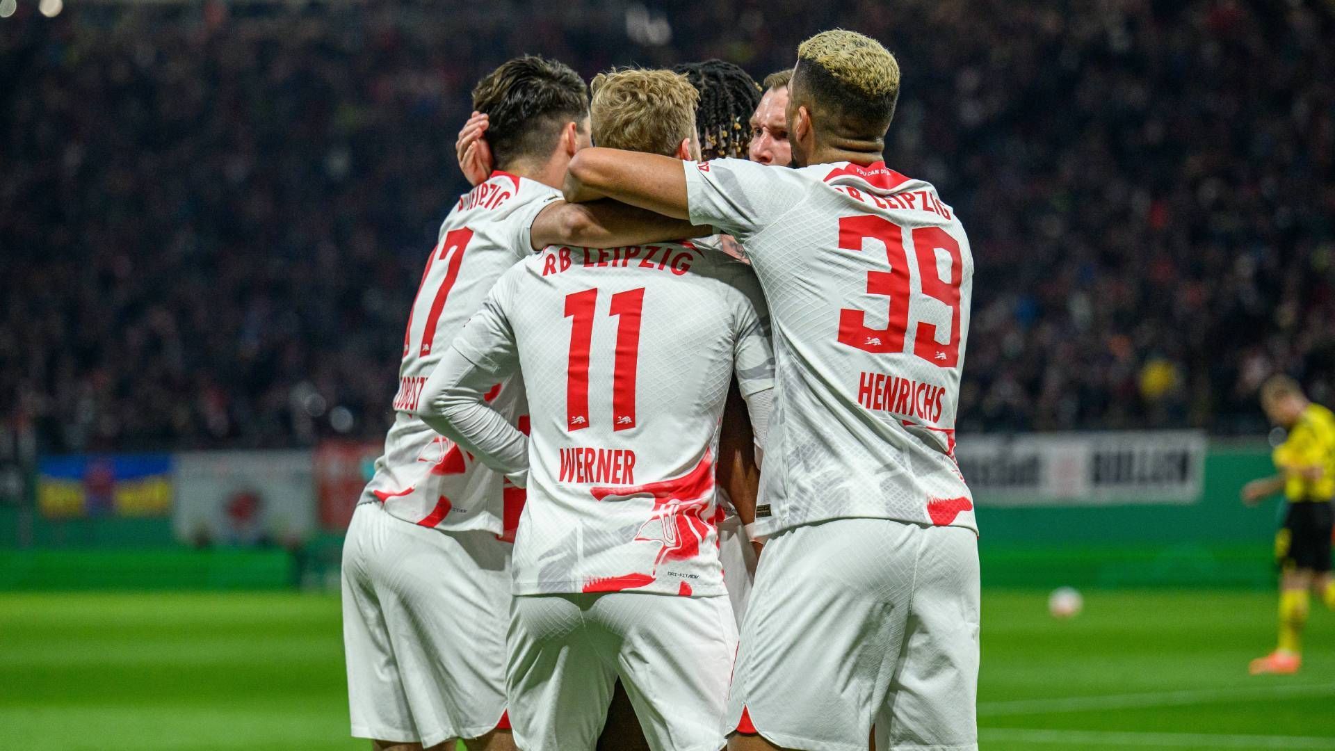 
                <strong>3. Platz: RB Leipzig</strong><br>
                Die Saison von RB Leipzig vor allem in den vergangenen paar Wochen war ein stetes Auf und Ab. Seit Anfang März gab es in zehn Pflichtspielen fünf Siege und fünf Niederlagen. Allerdings waren die jüngsten Erfolge gegen Teams aus dem Tabellenkeller wie Hertha, Augsburg und Hoffenheim teilweise schwer erkämpft, die Leichtigkeit fehlt derzeit. In die Neuauflage des letztjährigen Pokalfinals gegen die Freiburger gehen die Sachsen aufgrund der aktuellen Form als Außenseiter.
              