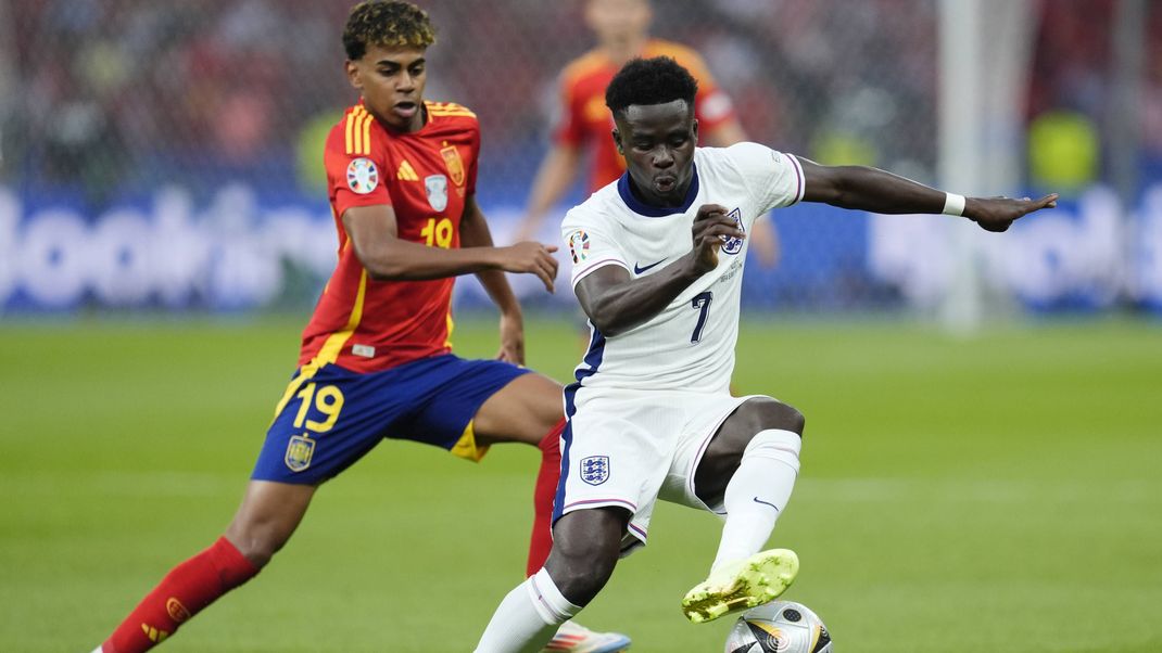 Spain v England - UEFA EURO, EM, Europameisterschaft,Fussball 2024 - Final - Olympiastadion England s Bukayo Saka (right) and Spain s Lamine Yamal in action during the UEFA Euro 2024 final match at the Olympiastadion, Berlin. Picture date: Sunday July 14, 2024. Use subject to restrictions. Editorial use only, no commercial use without prior consent from rights holder. PUBLICATIONxNOTxINxUKxIRL Copyright: xNickxPottsx 76847229