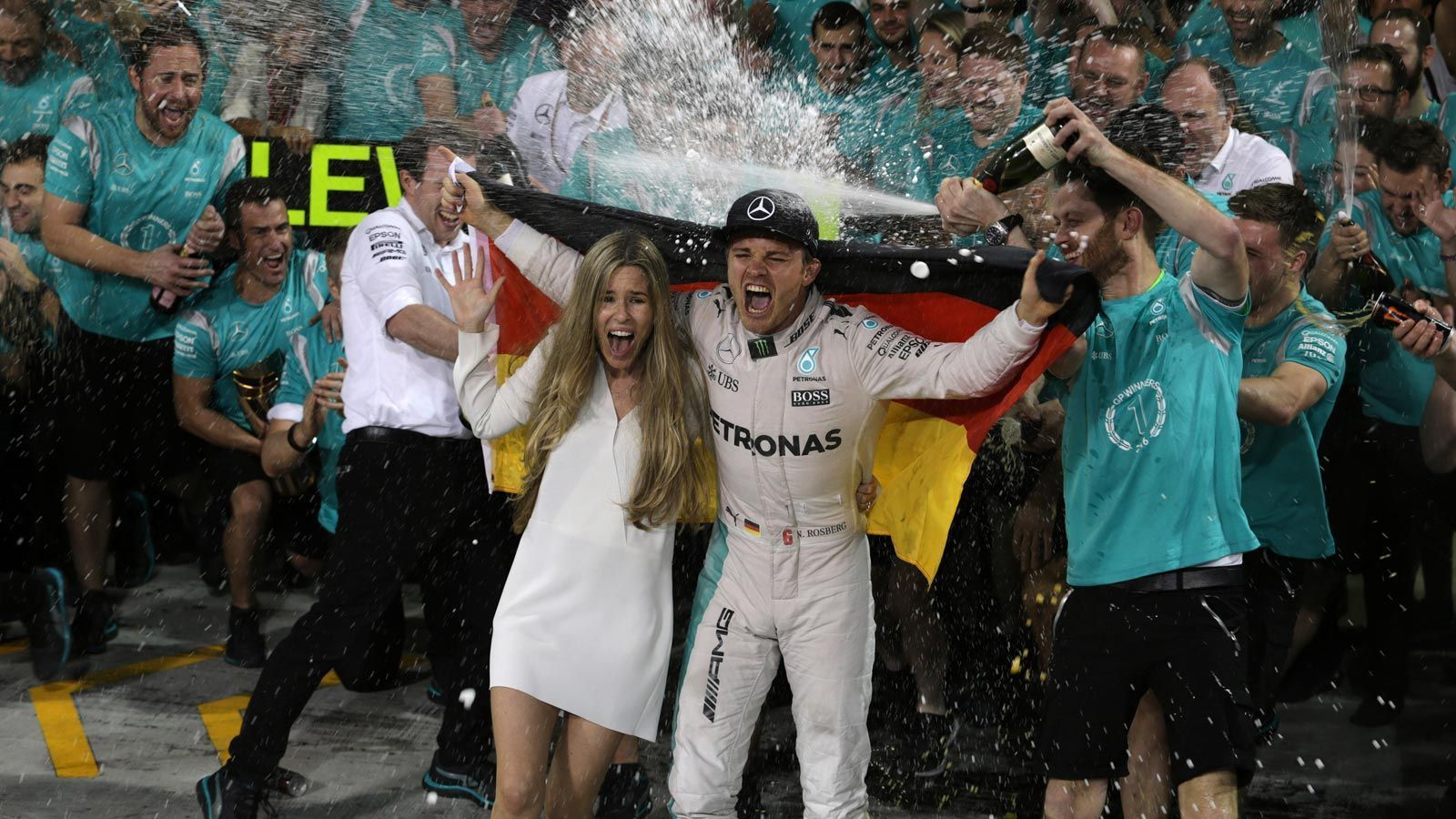 
                <strong>Nico Rosberg vs. Lewis Hamilton (2016)</strong><br>
                Nachdem er in der Saison 2015 die letzten drei Rennen gewonnen hatte, war die Mission für Nico Rosberg klar: 2016 den Teamkollegen schlagen und Weltmeister werden. Den Rückenwind nahm er mit und gewann auch die ersten vier Saisonrennen, bevor der Wahl-Monegasse eine Schwächephase durchlebte. Bei den nächsten acht Rennen stand er nur drei Mal auf dem Podium und errang nur einen Sieg. In dieser Zeit blühte sein Mercedes-Rivale Lewis Hamilton auf und verkürzte den Rückstand wieder. Im letzten Saisonrennen des Jahres in Abu Dhabi feierte der Brite zwar seinen vierten Sieg am Stück, doch Rosberg genügte der zweite Platz für den Titel. Kurze Zeit später trat der frischgekürte Champion zurück.
              
