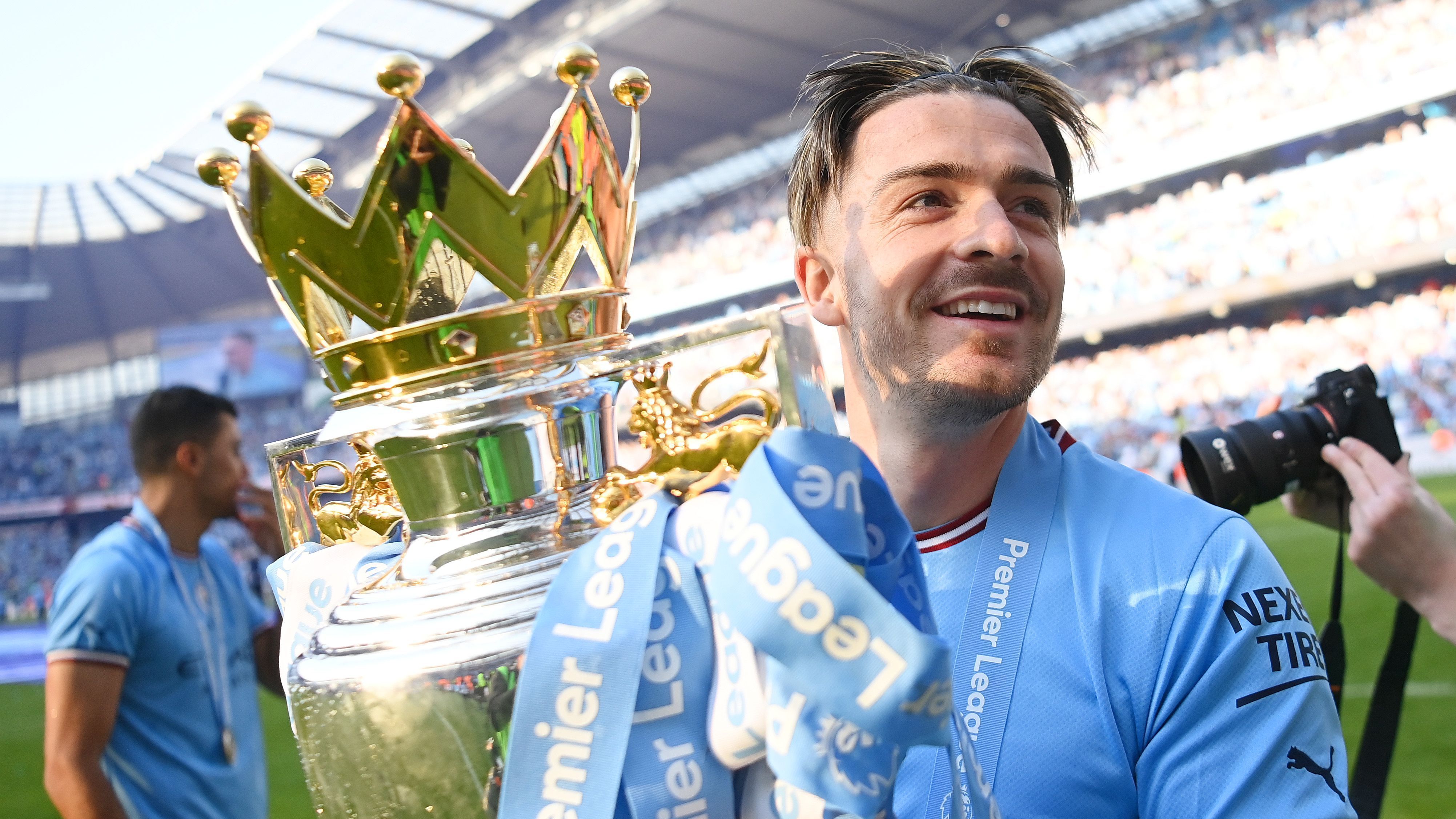 <strong>Platz 4: Jack Grealish (von Aston Villa zu Manchester City)</strong><br> 2021 verpflichtete Manchester City für die damalige Premier-League-Rekordsumme von <strong>117,5 Millionen Euro</strong> den offensiven Mittelfeldspieler Jack Grealish von Aston Villa. Der englische Nationalspieler gewann gleich in seiner ersten Saison mit den Citizens die Meisterschaft und machte 2022/23 mit Premier League, FA Cup und Champions League das Triple perfekt.