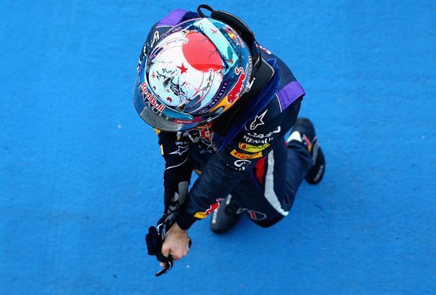 
                <strong>Siegesserie ausgebaut</strong><br>
                Nach 53 Runden darf Vettel einmal mehr jubeln. In Japan feiert der Heppenheimer dank cleverer Teamstrategie seinen fünften Sieg nacheinander und bleibt nach der Sommerpause ungeschlagen. Der Helm im Japan-Design hat also Glück gebracht
              
