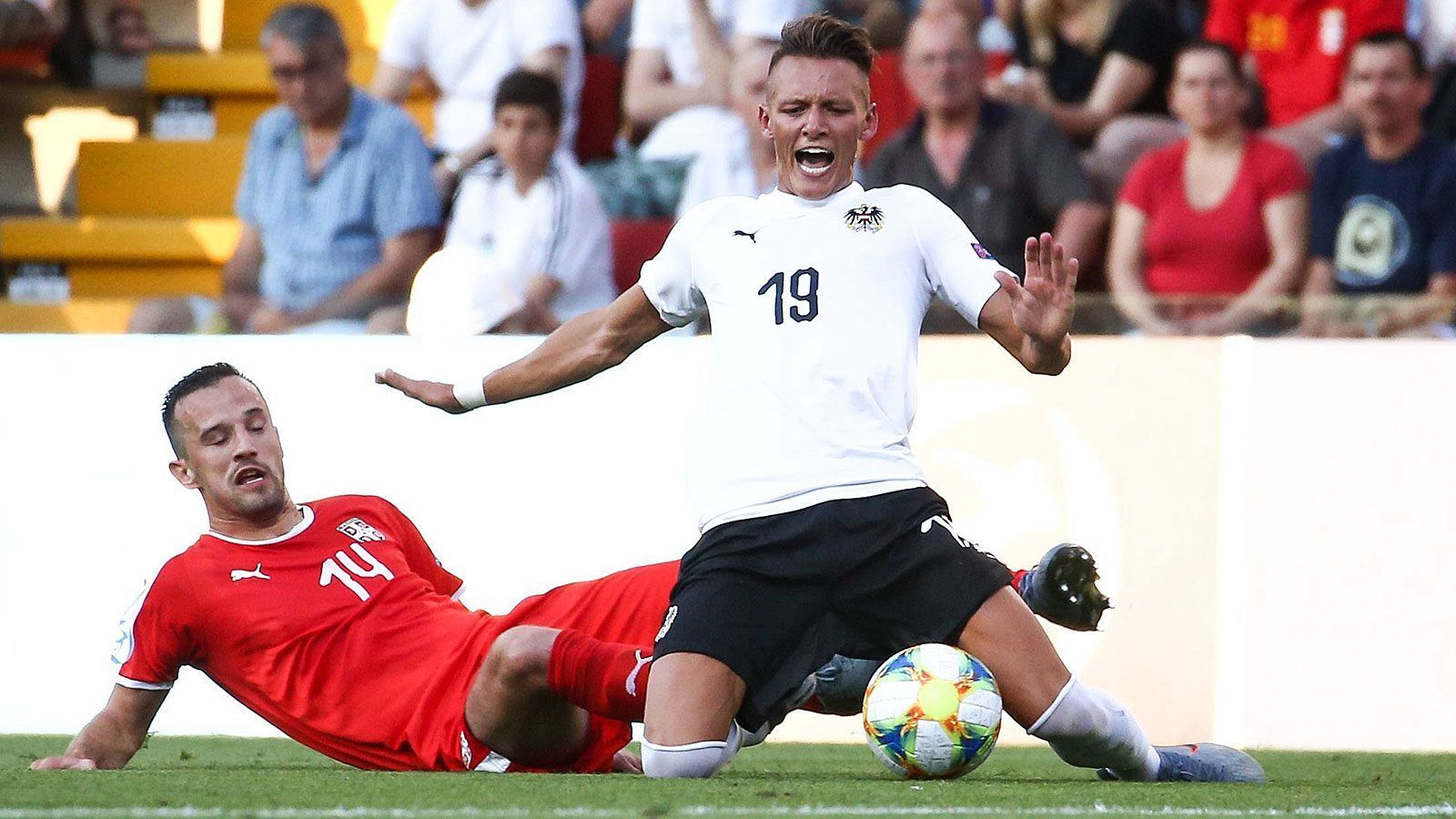 
                <strong>Hannes Wolf (Mittelfeld)</strong><br>
                Der Pechvogel der Österreicher hat bereits vor Wochen einen Vertrag bei RB Leipzig unterschrieben. Wie Xaver Schlager wurde Hannes Wolf bei Red Bull Salzburg ausgebildet. Nach zwei Jahren im JAZ GU-Süd kam der pfeilschnelle Offensivspieler 2014 in die Red-Bull-Akademie. Von Januar 2016 bis Sommer 2017 trug er das Trikot vom FC Liefering, gewann in der Saison 2016/2017 aber mit der U19 der Salzburger die Youth League. In den vergangenen beiden Jahren steuerte Wolf in 85 Pflichtspielen für Red Bull 23 Tore zu zwei Meisterschaften und einem Pokalsieg bei. Bei seinem zehnten Einsatz für die U21 zum EM-Start erzielte er zunächst die Führung beim 2:0 gegen Serbien, brach sich in der Schlussphase aber nach einem Foul von Vukasin Jovanovic den Knöchel - damit fällt er monatelang aus.
              