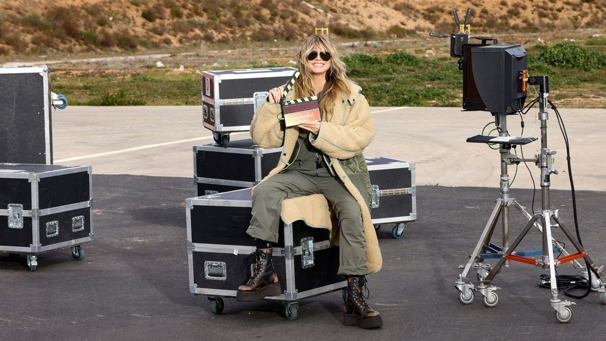 Heidi Klum am Set von Germany's Next Topmodel 2024 im angesagten Piloten-Look.