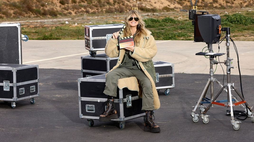 Heidi Klum am Set von "Germany's Next Topmodel" 2024 im angesagten Flieger-Style.