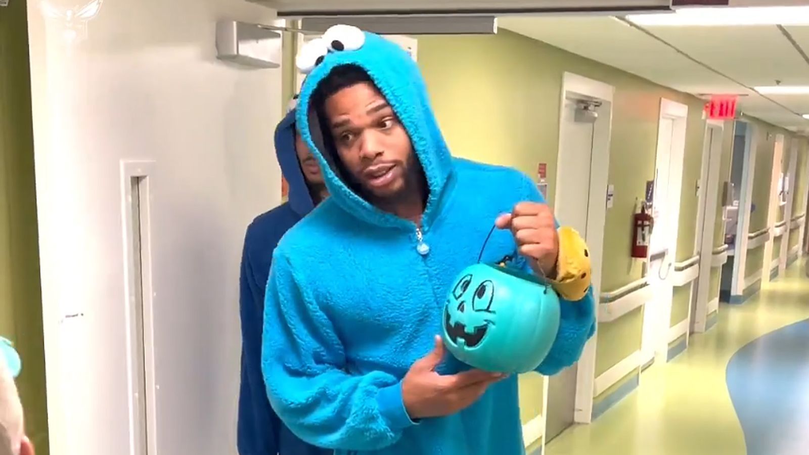 <strong>Miles Bridges (Charlotte Hornets)</strong><br>Als Cookie Monster tauchte Hornets-Profi Miles Bridges an Halloween auf, überraschte in seinem Kostüm Kinder in einem Krankenhaus.