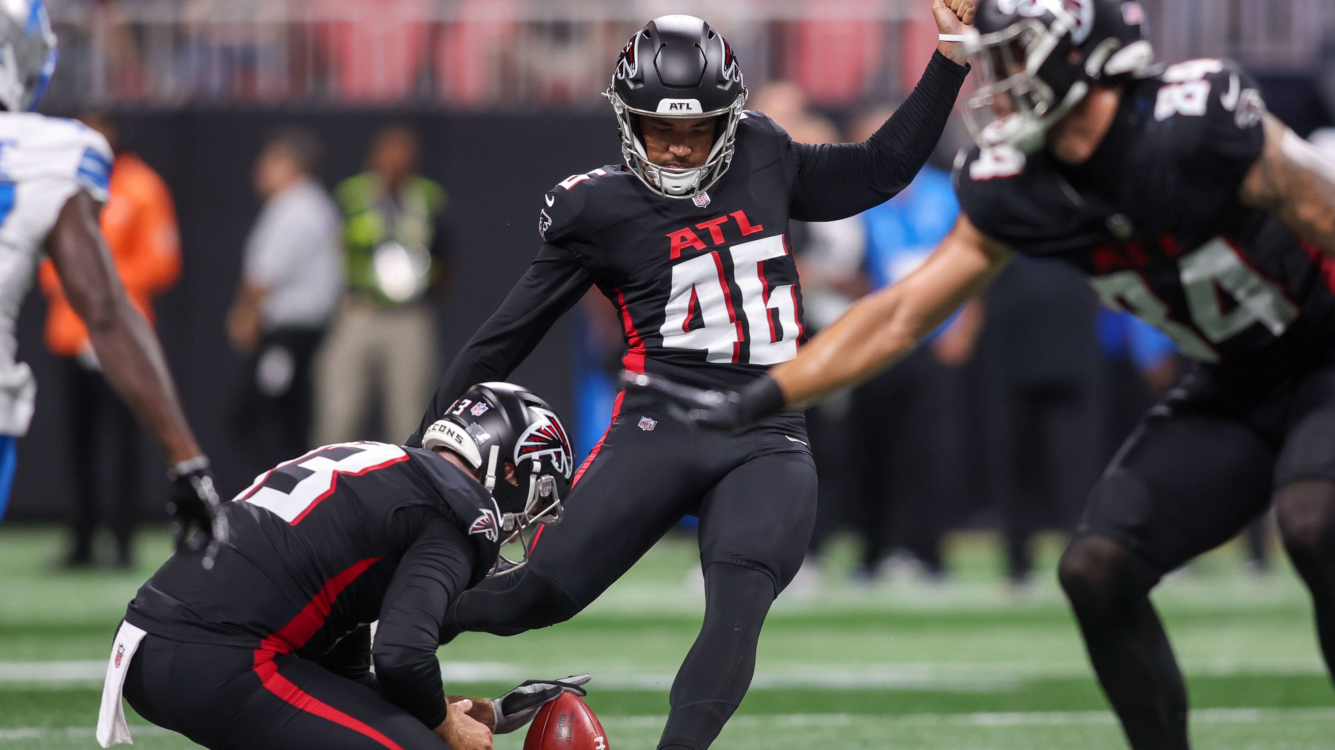 <strong>Atlanta Falcons</strong><br>Im März hatte der deutsche Kicker <a data-li-document-ref="516617" href="https://www.ran.de/sports/american-football/nfl/news/nfl-deutscher-kicker-lenny-krieg-unterschreibt-bei-den-atlanta-falcons-stuttgart-surge-stolz-516617">Lenny Krieg</a>,&nbsp;der in der vergangenen Saison bei den Stuttgart Surge in der ELF aktiv war, einen Dreijahresvertrag bei den Atlanta Falcons unterschrieben. Dort kämpft er jetzt mit Pro Bowler Younghoe Koo um den Starterposten. Im ersten Preseason-Duell der Saison gegen die Lions durfte zunächst Krieg (im Bild) ran ...