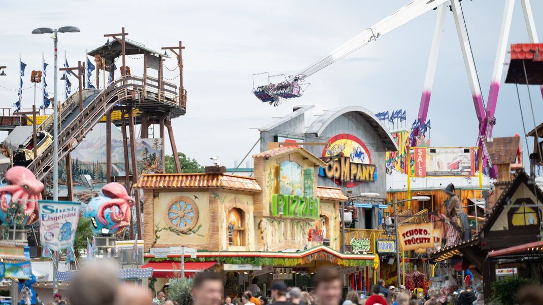 Nach dem Unfall am Fahrgeschäft "Predator" wurde der Betrieb auf der Cranger Kirmes gestoppt.