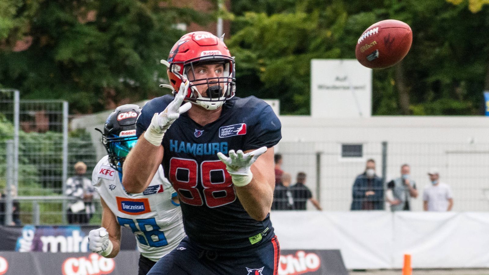 
                <strong>Adria Botella Moreno (Tight End Hamburg Sea Devils)</strong><br>
                Die Sea Devils haben einen der besten Tight Ends der Liga im Kader, der wie ihr Nummer-eins-Empfänger eingesetzt wird. All-Star Adria Botella Moreno hat früh Team-Geschichte geschrieben, als er den ersten Touchdown-Pass der Saison gefangen hatte. Sein Vater hat ihm die Football-Gene in die Wiege gelegt, seit er drei Jahre alt ist, spielt er Football. Hamburg ist die erste richtige Profistation für den 27-Jährigen, der in Barcelona geboren wurde. In der ELF kommt er auf 612 Yards und sechs Touchdowns sowie 61,2 Yards pro Spiel.
              