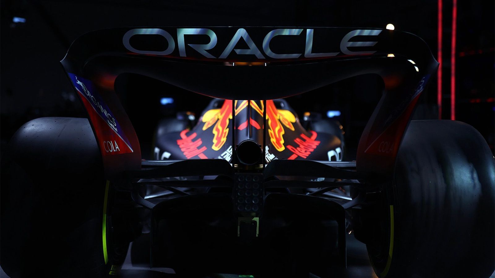 
                <strong>Die neuen Autos der Formel-1-Saison 2022</strong><br>
                Durch das neue Reglement bekommen die Formel-1-Autos im Vergleich zum Vorjahr einen deutlich anderen Look. Die Aerodynamik wird vereinfacht, der Bodeneffekt kehrt zurück. Die Räder wechseln von 13 Zoll auf 18 Zoll und sind damit deutlich größer. Das optische Design bleibt den Teams aber natürlich selbst vorbehalten. ran stellt die Boliden der F1-Teams vor. 
              