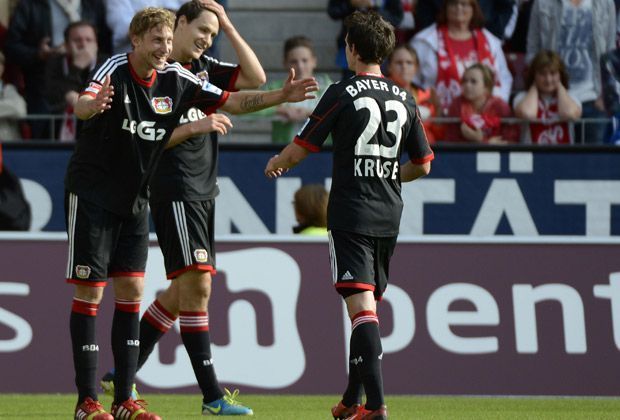 
                <strong>FSV Mainz 05 - Bayer Leverkusen 1:4</strong><br>
                Drei Bayer-Tore und kein Treffer von Stefan Kießling? Das lässt der Torschützenkönig natürlich nicht lange auf sich sitzen und netzt zum 4:0 ein. Na, wie hab' ich das gemacht? scheint er anschließend Doppelpacker Robbie Kruse zu fragen
              