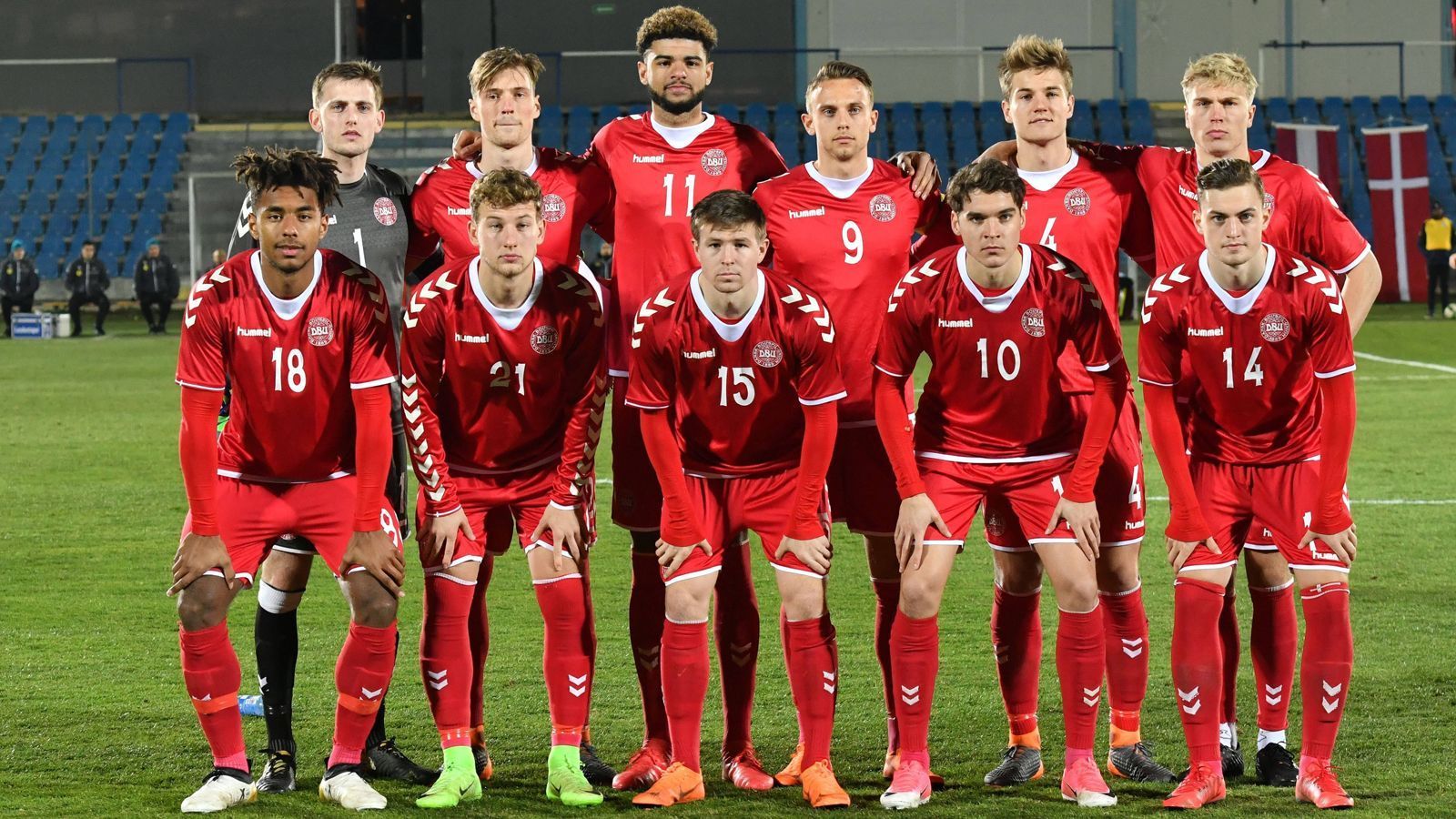 
                <strong>Dänemark: Die Mannschaft</strong><br>
                Der dänische Fußball betreibt eine gute Nachwuchsarbeit. Bei der U 21-Europameisterschaft 2015 gelangte die Mannschaft sogar bis in das Halbfinale. In der zurückliegenden Qualifikation wurde Dänemark mit einem Punkt vor Polen Gruppenerster. U 21 Nationaltrainer Stefan Kuntz bezeichnet Dänemark als eine "spielstarke Mannschaft, die ihre Qualität auch in gute Ergebnisse ummünzen" kann. Dänemark geht mit hohen Erwartungen in das Turnier und strebt das Halbfinale an. Bekannt aus Deutschland sind Außenverteidiger Andreas Poulsen (Gladbach), Innenverteidiger Asger Sörensen (Regensburg, ab Sommer Salzburg) und Flügelspieler Jacob Bruun Larsen (Dortmund). Bitter für Dänemark: In dem Innenverteidiger Joachim Andersen von Sampdoria Genua fällt der größte Star der Mannschaft verletzungsbedingt aus.
              