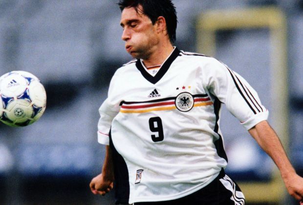 
                <strong>Marco Reich (09.02.1999)</strong><br>
                Seine erfolgreichste Zeit erlebt Marco Reich beim 1. FC Kaiserslautern. Mit den Pfälzern wird er Deutscher Meister und DFB-Pokalsieger. Der Lohn: ein Länderspieleinsatz gegen Kolumbien.
              