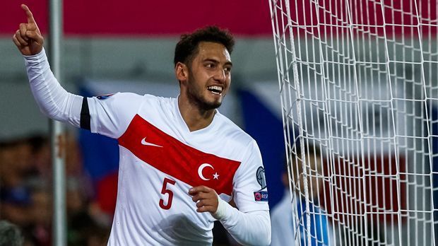 
                <strong>Hakan Calhanoglu</strong><br>
                Hakan Calhanoglu: Der Freistoßexperte aus Leverkusen war ein großer Streitfall zwischen dem türkischen und dem deutschen Fußballverband. Calhanoglu ist in Mannheim geboren und spielte lange Zeit für den Karlsruher SC. Aus Perspektivgründen spielte er ab der U16 für die türkische Nationalauswahl. Als er auch für Deutschland hätte spielen können, waren die Bemühungen des türkischen Nationaltrainers größer, und letztendlich ausschlaggebend für Calhanoglus Entscheidung. 
              