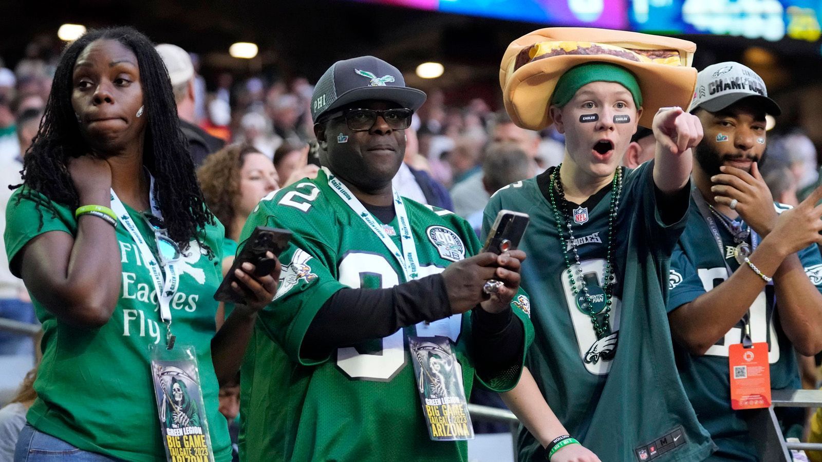 
                <strong>Super Bowl 2023: Die verrückten Fans der Philadelphia Eagles und Kansas City Chiefs </strong><br>
                Und auch das "Cheese Steak" ist im Stadion. Und von der Atmosphäre offenbar begeistert.
              