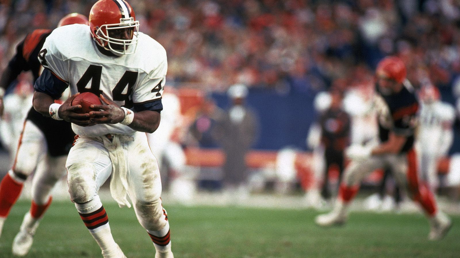 
                <strong>Cleveland Browns in der Saison 1985</strong><br>
                1985 schafften es die Cleveland Browns mit Running Back Earnest Byner, die AFC Central mit 8:8 zu gewinnen. Die Mannschaft vom damaligen Head Coach Marty Schottenheimer konnte sich gegen die Cincinnati Bengals (7:9), Pittsburgh Steelers (7:9) und Houston Oilers (5:11) behaupten.
              