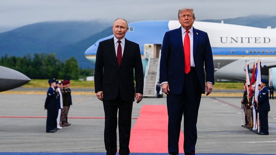 Alaska-Gipfel: Auf diesem Bild sind Vladimir Putin und Donald Trump vor der Airforce One zu sehen.