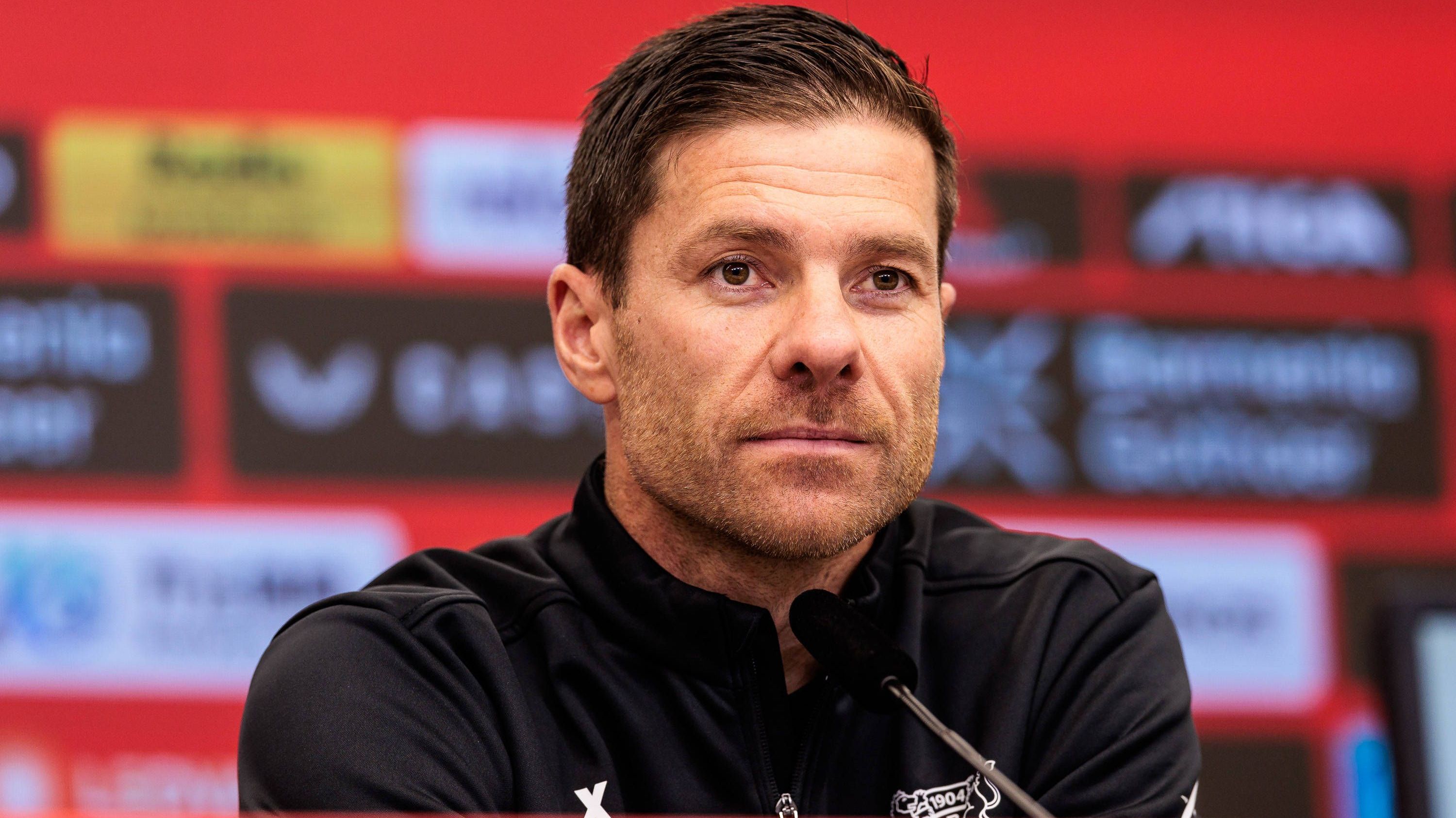 <strong>Xabi Alonso (Bayer Leverkusen)</strong><br>Xabi Alonso ist nach dem Meisterschaftscoup mit Bayer Leverkusen die wohl heißeste Trainer-Aktie auf dem Weltmarkt. Jetzt hat sich offenbar der nächste Welt-Klub im Buhlen um den Werkself-Coach eingeschaltet. Da Pep Guardiola kein klares Bekenntnis zu Manchester City abgeben will, bereitet sich der englische Meister auch auf den Fall eines Abgangs vor ...<br><a target="_blank" data-li-document-ref="447209" href="https://www.ran.de/sports/bayer-leverkusen-var-skandal-in-der-bundesliga-riesenaufreger-gegen-eintracht-frankfurt-447209">Bundesliga: VAR-Skandal um Leverkusen und Frankfurt</a>