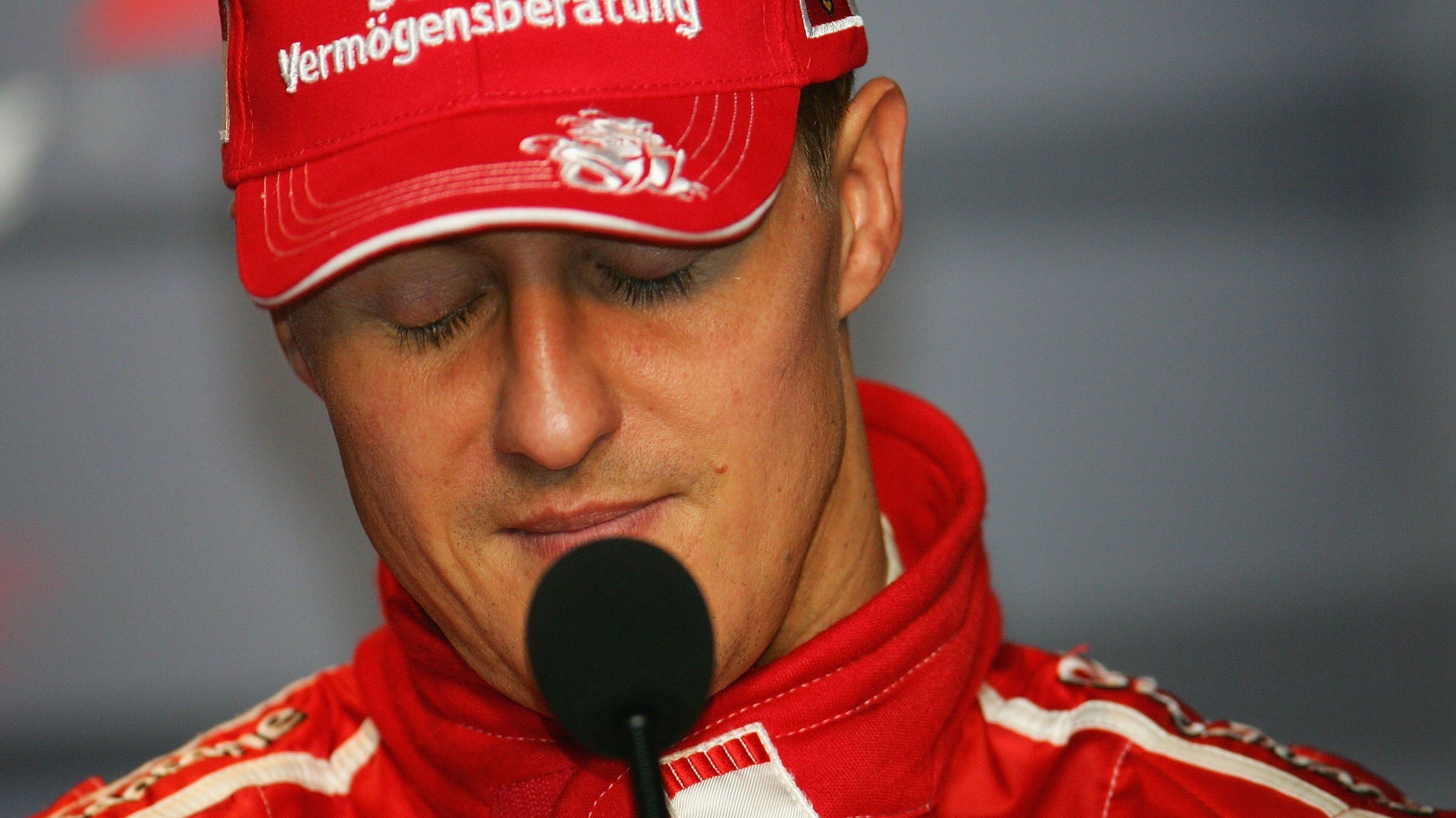 <strong>Schumi zieht Schlussstrich und verkündet Karriereende</strong><br>Im Jahr 2006 war Ferrari wieder konkurrenzfähig, Schumacher konnte mit Alonso um den WM-Titel kämpfen. Dennoch entschloss sich "Schumi" bereits während der Saison, am Jahresende seine Karriere zu beenden. Auf einer emotionalen PK nach dem Ferrari-Heimrennen in Monza gab er seine Entscheidung bekannt.