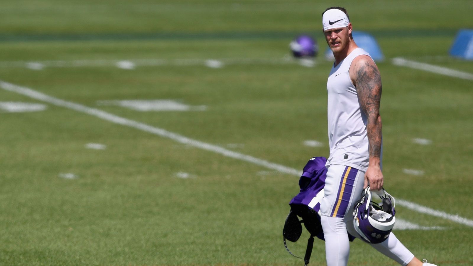 
                <strong>Die Landing Spots von Kyle Rudolph</strong><br>
                Nach zehn Jahren muss Kyle Rudolph bei den Minnesota Vikings seine Sachen packen. Die Franchise aus Minneapolis entließ ihn nach der ersten Saison seines Vierjahresvertrags. Damit muss sich der Tight End eine neue sportliche Heimat suchen. An Interessenten für den zweimaligen Pro Bowler dürfte es nicht mangeln. ran.de zeigt die möglichen Landing Spots.
              