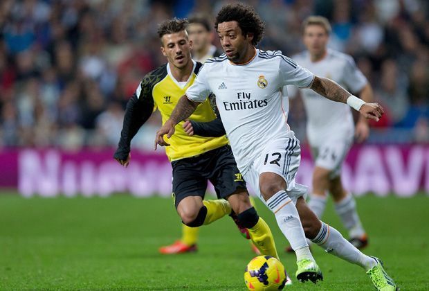 
                <strong>Real Madrid: Marcelo</strong><br>
                Der Brasilianer hat gegen Mitspieler Fabio Coentrao die Nase vorne. Allerdings stieg der 25-Jährige nach dreiwöchiger Verletzung erst am Freitag ins Mannschaftstraining ein. Diese Unkonstanz auf der linken Defensivseite spricht gegen die "Königlichen" - 5:2 für die Bayern.
              