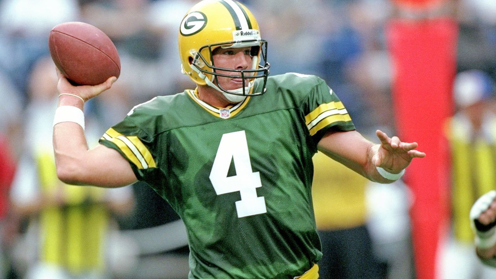 
                <strong>Green Bay Packers</strong><br>
                3 Tony Canadeo, 4 Brett Favre (Foto), 14 Don Hutson, 15 Bart Starr, 66 Ray Nitschke und 92 Reggie White. 
              