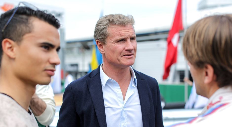 
                <strong>David Coulthard</strong><br>
                Er sitzt immer noch mal in einem Red-Bull-Boliden und dreht mit dem F1-Renner Demorunden. Auch er fuhr früher in der DTM, wenn auch mehr schlecht als recht. Doch wie früher wäre er für die weiblichen Zuschauer auch optisch ein Gewinn.
              