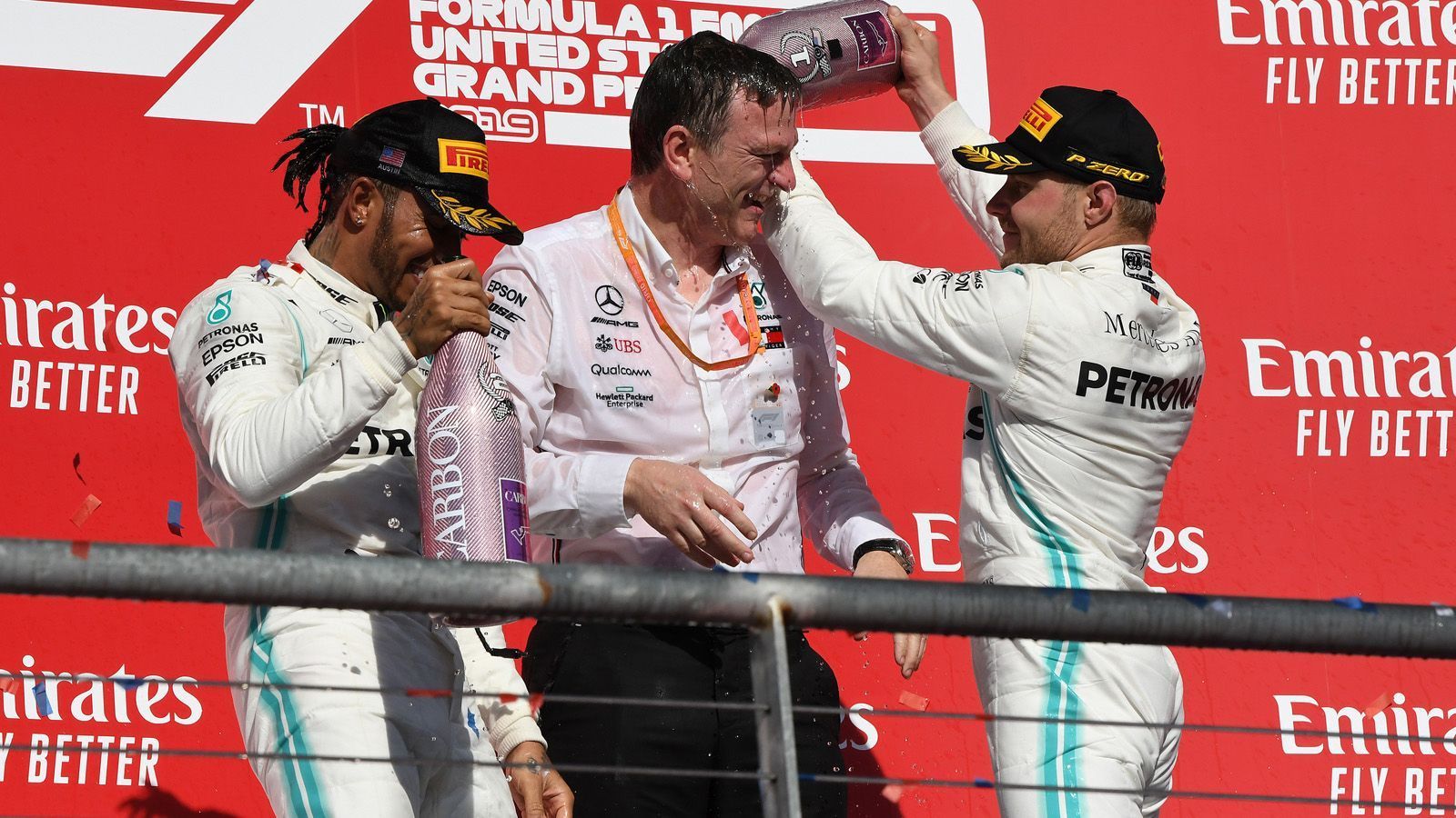 
                <strong>Gewinner: Mercedes GP</strong><br>
                Auch die Saison 2019 war, oft zum Leidwesen der neutralen Zuschauer, von einer unglaublichen Mercedes-Dominanz geprägt. Bei insgesamt 15 der 21 Saisonläufe war der Sieger ein Mercedes-Pilot. In der Konstrukteurs- wie auch der Fahrerwertung war dem deutschen Rennstall mit Hauptsitz in Großbritannien nicht das Wasser zu reichen. Mit insgesamt 739 Punkten liegen die Silberpfeile in der Konstrukteurswertung am Saisonende 235 Punkte vor der Scuderia Ferrari. Seit 2014 geht der Titel bereits durchgehend Jahr für Jahr an Mercedes. Mit Lewis Hamilton (5. WM-Titel mit Mercedes) und Valtteri Bottas stellt Mercedes zudem die beiden besten Piloten der Fahrerwertung. Das Konzept mit Hamilton als klare Nummer eins und Bottas als Wasserträger ist einmal mehr voll aufgegangen.
              