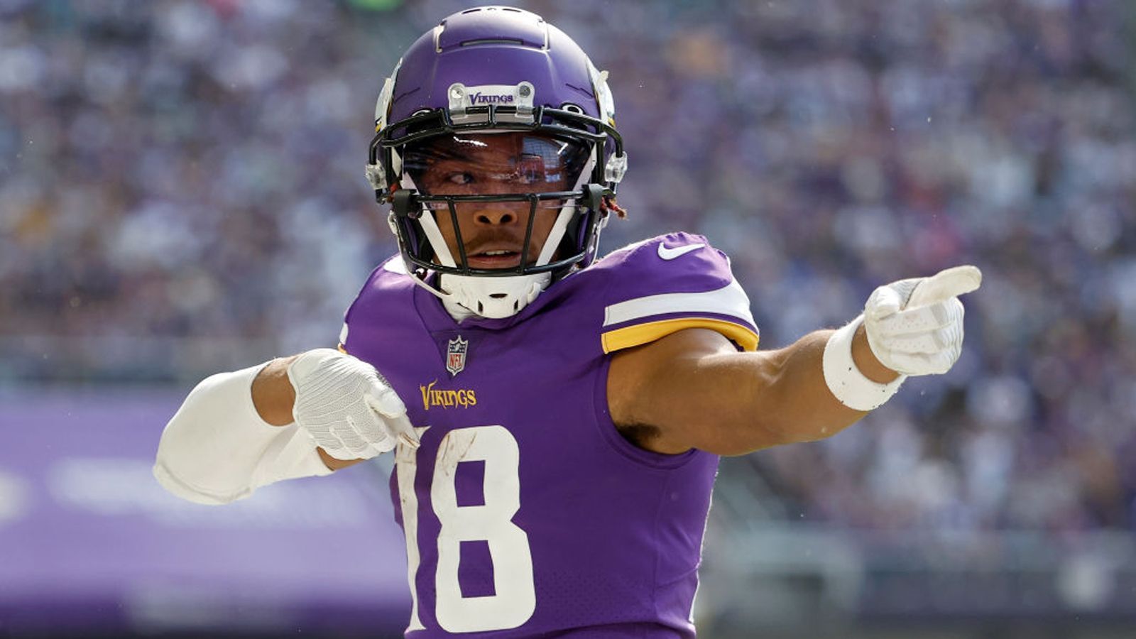 
                <strong>Jefferson brauchte für Rekord von Randy Moss eine Saison weniger</strong><br>
                Justin Jefferson, der sich in seiner dritten NFL-Saison befindet, hat sein 24. Spiel mit mindestens 100 Receiving Yards verbucht. Damit übertraf er den Pro Football Hall of Famer Randy Moss, der bislang der Rekordhalter war, indem er 23 solcher Spiele hinbekam – allerdings nicht in seinen ersten drei Spielzeiten, sondern in seinen ersten vier.  
              