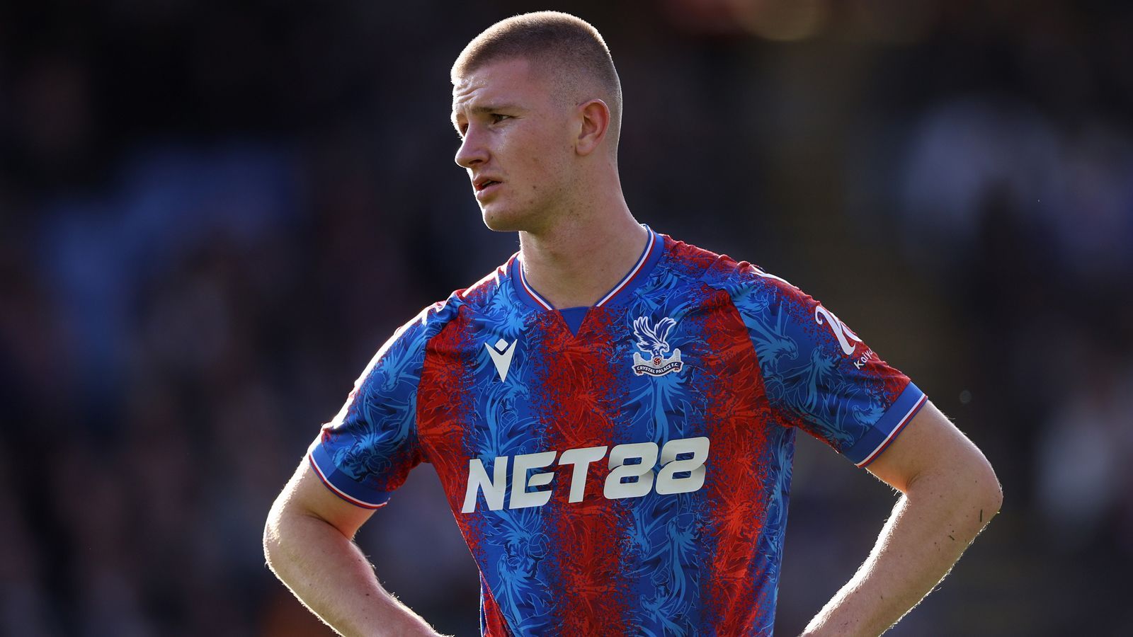 <strong>Adam Wharton (Crystal Palace)</strong><br>0:4 gegen Tottenham verloren, fünfte Pleite in Folge, die vielleicht größte Manchester-City-Krise der Guardiola-Ära steht an und alles begann mit dem Ausfall des Ballon d'Or-Siegers Rodri. Jetzt soll offenbar nachgebessert werden. Ein Ersatzkandidat wäre wohl Wharton! Der 20-Jährige hat laut "Teamtalk" das Interesse der "Cityzens" auf sich gezogen. Jedoch ist der englische Nationalspieler bis 2029 an Crystal Palace gebunden.