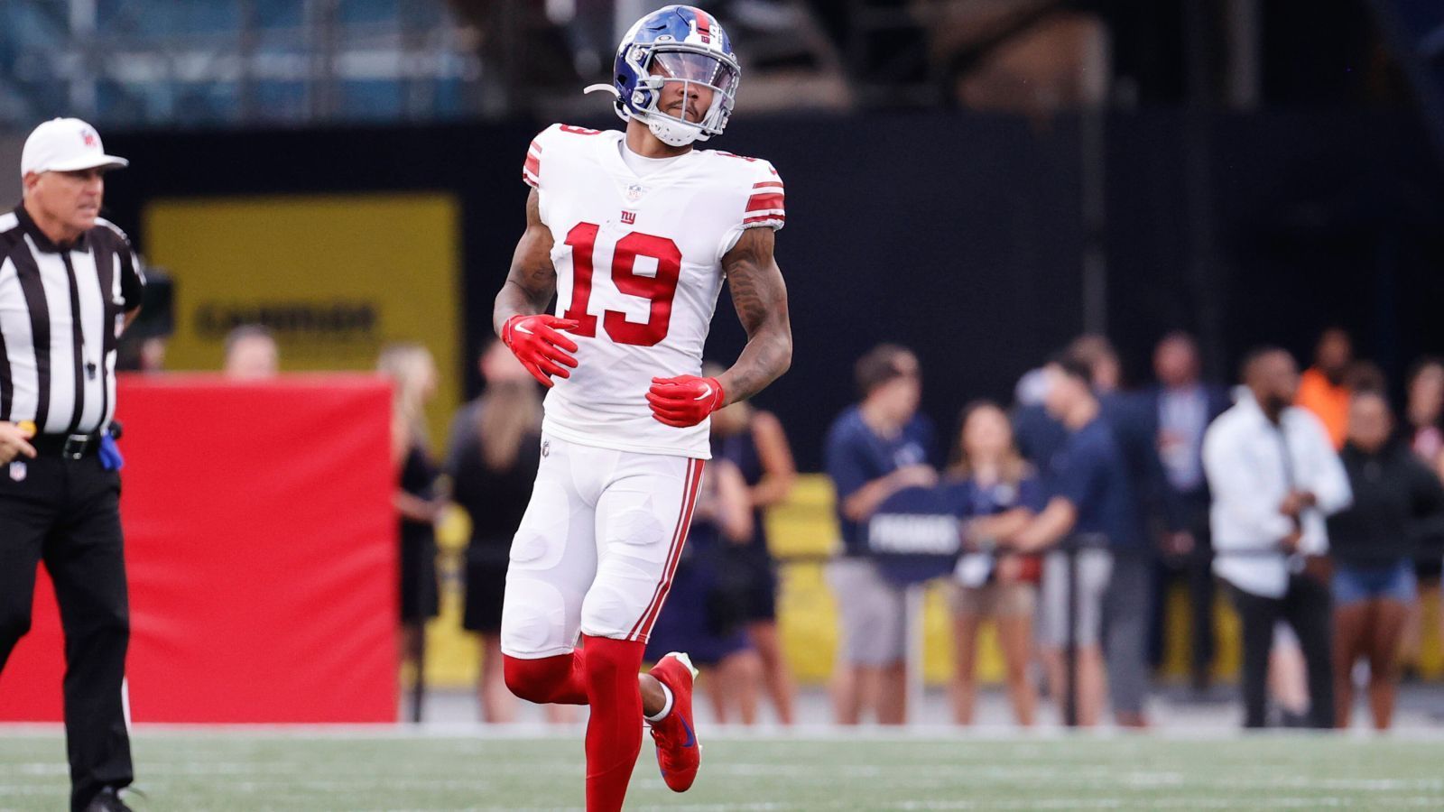 
                <strong>Kenny Golladay - Wide Receiver (New York Giants)</strong><br>
                Man könnte meinen, bei den New York Giants ist derzeit jeder gut gelaunt. Das Team funktioniert, Head Coach Brian Daboll hat dem Team neue Energie eingehaucht und aus zwei Spielen wurden zwei Siege geholt. Einer ist jedoch unzufrieden: Wide Receiver Kenny Golladay. Der ehemalige Detroit Lion wartet noch immer auf seinen ersten Touchdown für die Giants und erst kürzlich beklagte er sich über zu wenig Spielzeit. Aktuell dürften beide Parteien nicht abgeneigt sein, wenn ein Trade-Angebot von einem Team kommt, dem Golladay mit seiner Größe weiterhelfen könnte.
              