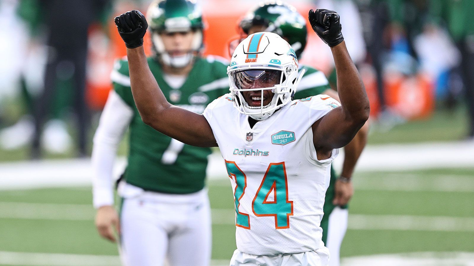 
                <strong>Top-Deals 2020</strong><br>
                Den dicksten Vertrag sicherte sich im Jahr 2020 Cornerback Byron Jones (Foto) bei seinem Wechsel zu den Miami Dolphins. Der Fünfjahres-Vertrag hatte ein Gesamtvolumen von 82,5 Millionen Dollar - davon 54,375 Millionen Dollar garantiert. Danach folgten Linebacker Robert Quinn (zu den Chicago Bears) mit seinem 70 Millionen-Dollar-Vertrag (30 Millionen Dollar garantiert) und Quarterback Teddy Bridgewater, der bei den Carolina Panthers für drei Jahre und bis zu 63 Millionen Dollar unterzeichnete (33 Millionen Dollar garantiert).
              