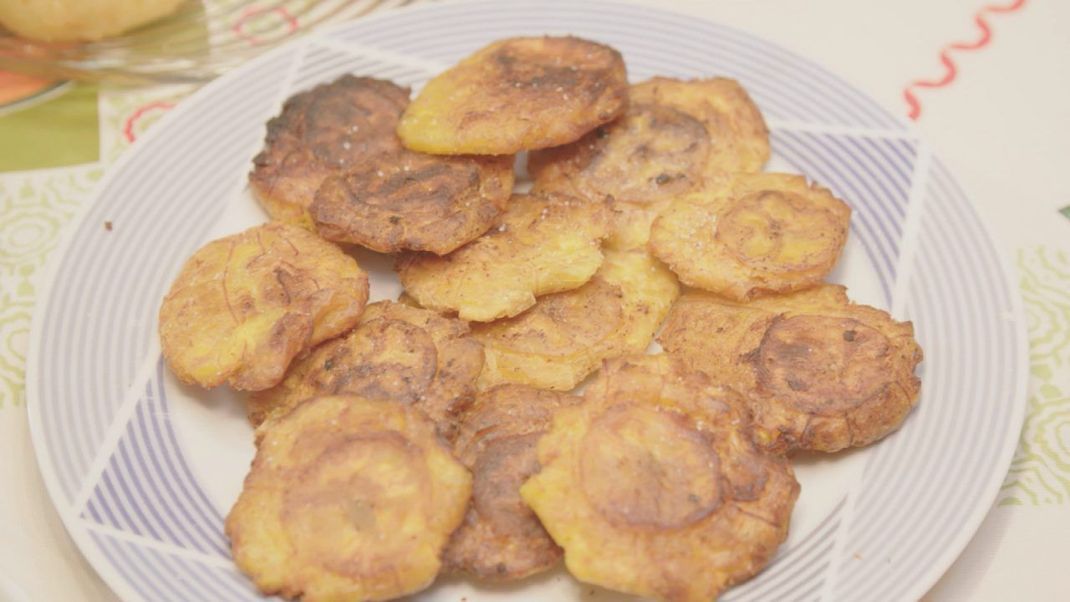 Diese Tostones werden aus Kochbananen hergestellt. Dazu gibt es in Kuba meist Croquetas de pescado, also Fisch-Kroketten.