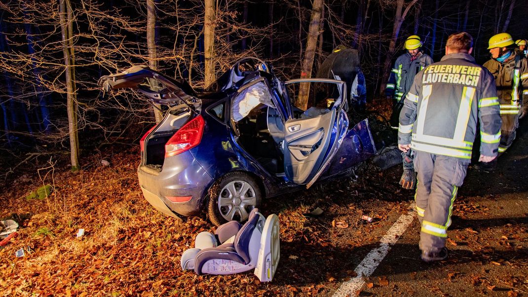 Aus bislang ungeklärter Ursache kam der Pkw von der Straße ab und rammte einen Baum. Der 17-jährige Beifahrer überlebte den Unfall nicht.