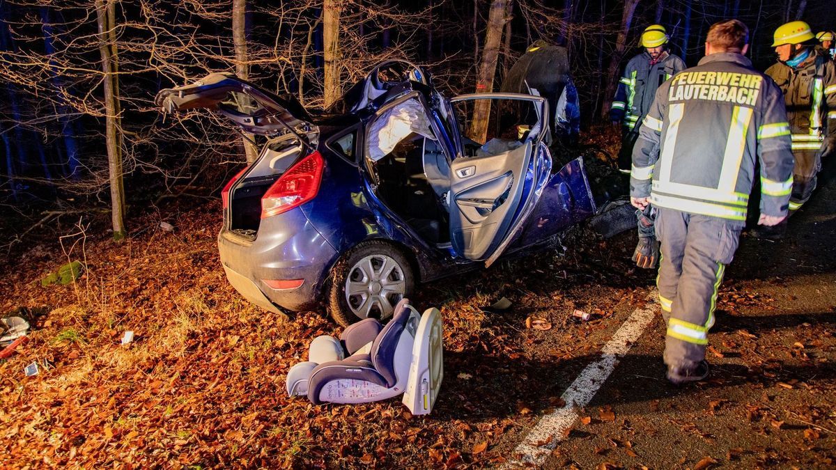 Auto mit jungen Leuten prallt gegen Baum - 17-Jähriger stirbt