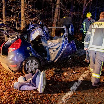 Auto mit jungen Leuten prallt gegen Baum - 17-Jähriger stirbt