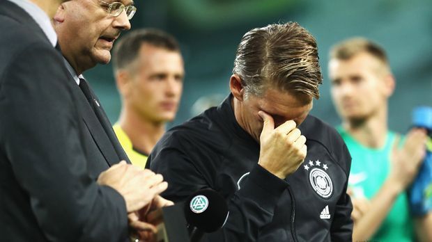 
                <strong>Schweinsteigers emotionaler DFB-Abschied</strong><br>
                Bei der Verabschiedung dann ein sehr, sehr emotionaler Moment. Schweinsteiger kann die Tränen nicht zurückhalten.
              