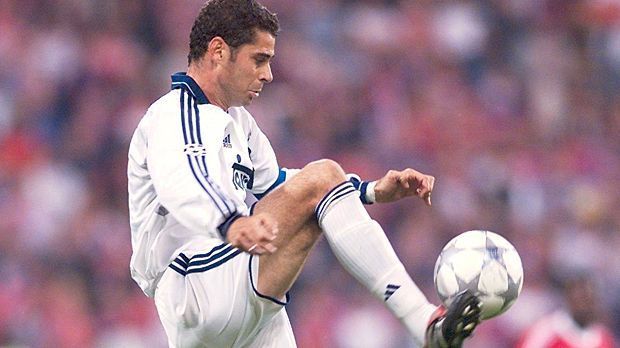 
                <strong>Fernando Hierro</strong><br>
                Noch eine Real-Legende in der Dreierkette. Fernando Hierro macht in Agüero-Traumelf hinten dicht. Die Nominierung des Spaniers unterstreicht, dass der 27 Jahre alte Agüero vor allem auf Helden aus seiner Jugend setzt.
              