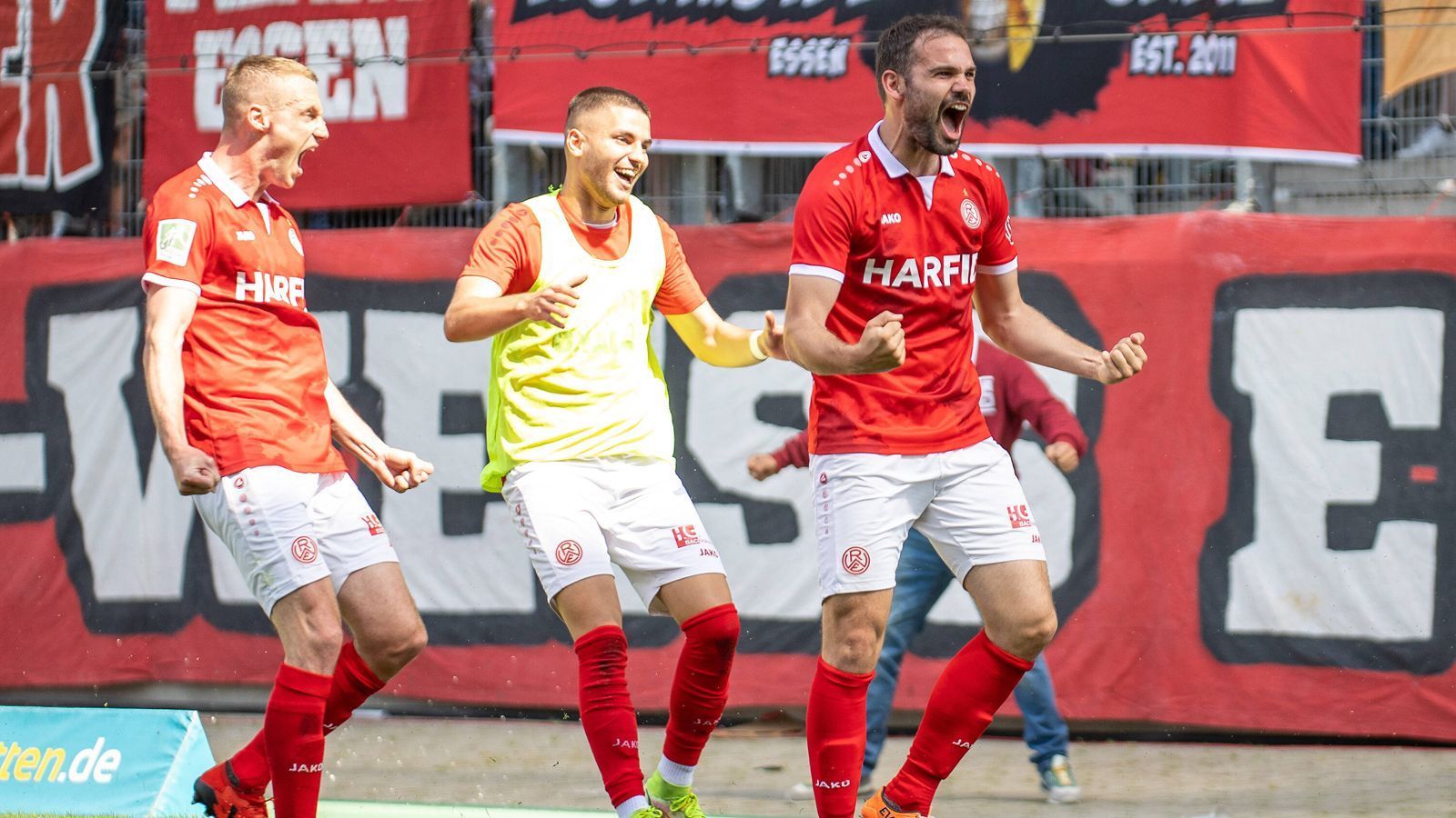 
                <strong>Rot-Weiss Essen</strong><br>
                Ein wichtiger Faktor für Essen im Aufstiegskampf der Regionalliga war Torjäger Simon Engelmann. Mit 24 Saisontreffern wurde der 33-Jährige überlegen Torschützenkönig und bekommt es zur neuen Saison dann bei Rot-Weiss mit einem neuen Trainer zu tun. Christoph Dabrowski, zuletzt Coach beim Zweitligisten Hannover 96, wird den Drittliga-Aufsteiger aus Essen übernehmen. Zuletzt wurde der Meister der Regionalliga West von Sportdirektor Jörn Nowak betreut, nachdem sich der Klub kurz vor dem Saisonende von Christian Neidhart getrennt hatte. Mit Ex-Coach Neidhart wird es in der 3. Liga jedoch ein baldiges Wiedersehen geben, er heuerte erst kürzlich bei Waldhof Mannheim an. 
              