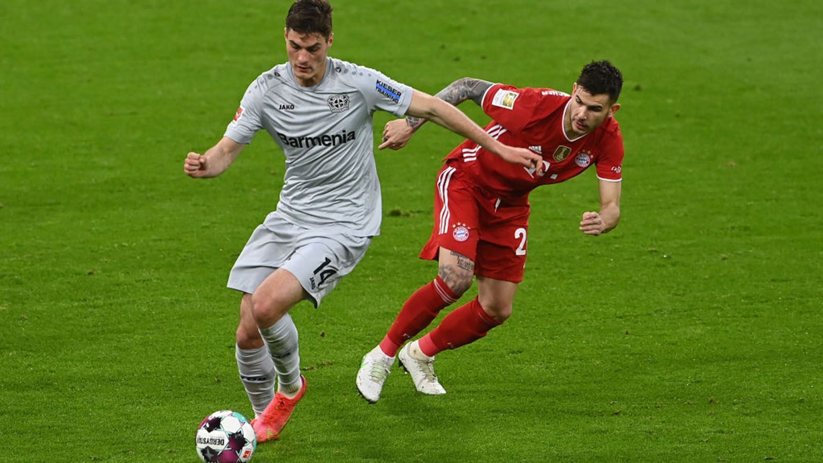 
                <strong>Lucas Hernandez</strong><br>
                Giftig, klug und abgeklärt in den Zweikämpfen, vor allem in der Luft fast nicht zu überwinden. Gefällt auch mit seinem Passspiel, bringt von seinen 77 Zuspielen (zusammen mit Davies die meisten) fast alle an den Mann. ran-Note: 2
              